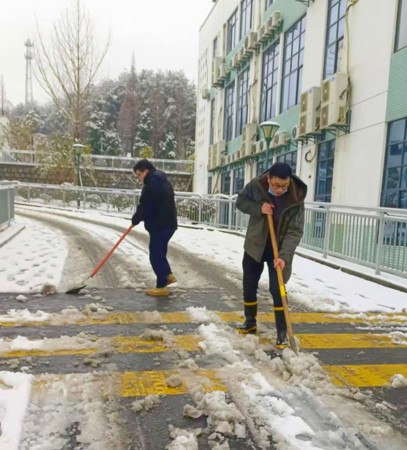 不畏严寒除冰雪，清障开路暖意浓——旌德县中医院总支组织开展义务扫雪活动